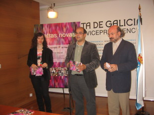 Antía Otero, Rubén Cela e Cesáreo Sánchez, este luns na presentación do libro-cd