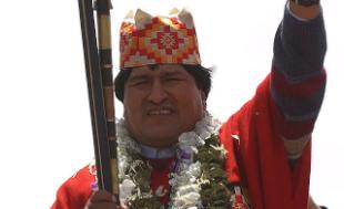 Evo Morales na marcha indíxena militar de Santa Cruz