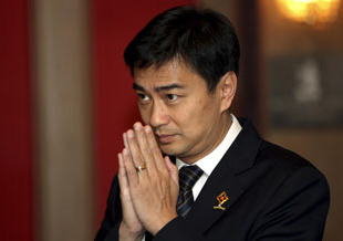 O primeiro ministro tailandés, Abhisit Vejajjiva, decretou o domingo o estado de emerxencia