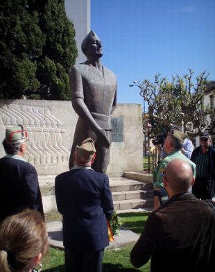 A estatua de Millán Astray, que aínda recibe homenaxes