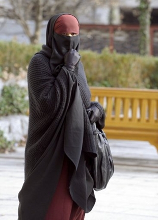 Unha muller co 'niqab', polas rúas de Lyon (Francia)