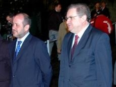 Ismael Rego (dereita) con Ricardo Varela, entrando ao debate / Foto: César Galdo