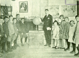 Vilarchao, Coles (Ourense), 1924. Interior da Escola "La Luz", fundada pola Sociedade Progreso de Coles, desde Cuba, e inaugurada 26 de novembro de 1913