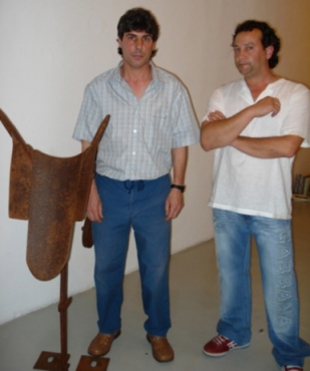 "Vaca", obra de Rey (á dereita, Barreiro)