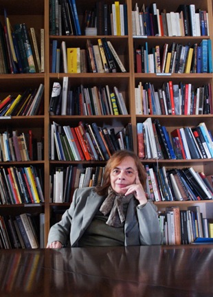 Cristina Peri Rossi, nunha das bibliotecas do CCCB de Barcelona