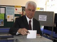 O lider do PUN, Derviş Eroğlu, votando este domingo