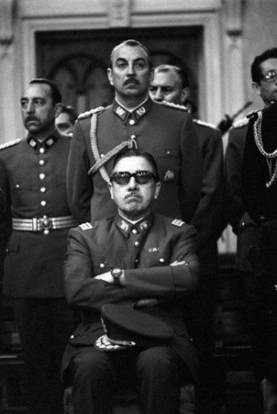 O ditador chileno, sentado, coas lentes de sol sempre postas / Flickr: xzaragoza