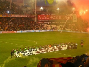 Unha imaxe do partido Euskadi-Cataluña, no que os xogadores de ámbolos dous equipos despregaron unha faixa pola oficialidade / Flickr: lrotzabal