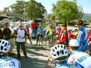 Pino falando cos ciclistas