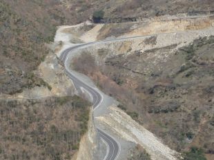 Dúas imaxe da estrada de Seoane-Pedrafita / Fotos: pedrafitacourel.blogspot.com (clique para ampliar)