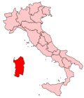 De vermello, A Sardeña á esquerda do mapa de Italia