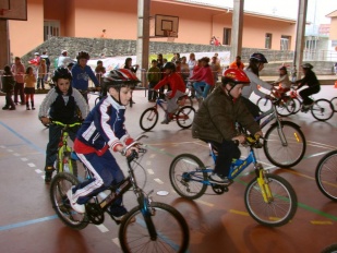 Imaxes dos cativos e cativas sobre as bicis en Arzúa