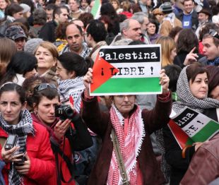 A Praza da Quintana encheuse este domingo de milleiros de persoas amosando a súa solidariedade co pobo palestino / Imaxe: Xela Rodríguez