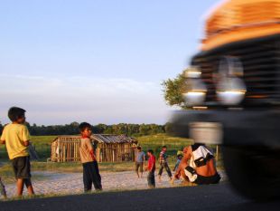 Nenos da etnia yakye axa xogan ao fútbol á beira da estrada de Pozo Colorado