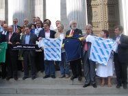 Os deputados vascos, cataláns e galegos sosteñen as camisolas das súas respectivas seleccións,á porta do Congreso / Imaxe: CiU