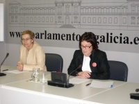 Á dereita, Marisol López, coa presidenta do Parlamento, Dolores Villarino