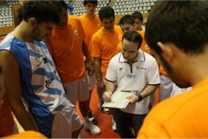 Diego Ocampo dándolle instrucións aos xogadores da selección galega