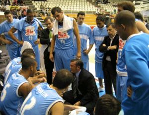 Paco García dando instruccións aos seus xogadores