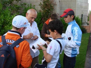 Asinando autógrafos na etapa final da Vuelta, cando baixou do coche