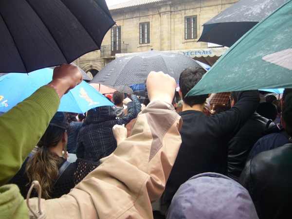 Os manifestantes, cantando o himno galego