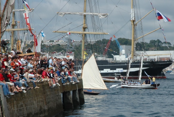Bote de media construcción de Ferrol, entrando en porto. xente que anima e aplaude ás embarcacións