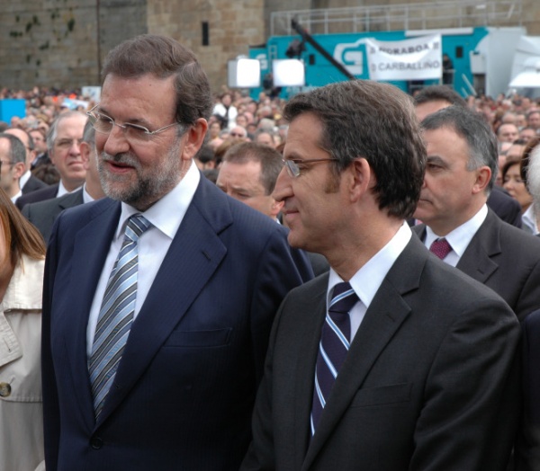 Logo do seu discurso, Feijoo situouse onda Mariano Rajoy para escoitar o Himno