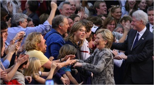 Hillary Clinton celebra a vitoria cos seus seguidores, acompañada polo seu home