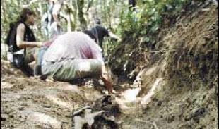 Os corpos atopáronse na estrada da Fonsagrada cara a Grandas / Imaxe do desenterramento: ARMH