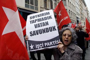 O Partidos dos Traballadores protestou fronte ao consulado sueco. "Non cometemos xenocidio ningún, defendemos o noso país", di o cartaz