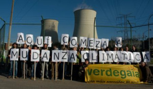 Os ecoloxistas de Verdegaia manifestáronse perante a central térmica das Pontes