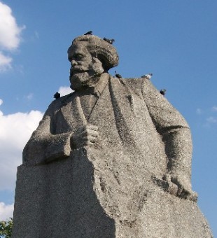A estatua de Marx permanecerá no seu lugar