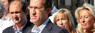 Rafael Louzán e Corina Porro, presidente e vicepresidenta da Deputación de Pontevedra, á beira do líder do PPdeG