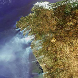 Imaxe do satélite dos incendios galegos de 2006