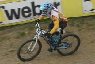 Eva Castro competindo na súa bicicleta de montaña
