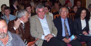 Xoán Gato, no centro, co candidato de Ordes, Roberto González (esquerda) e co presidente do TeGa, Pablo Padín