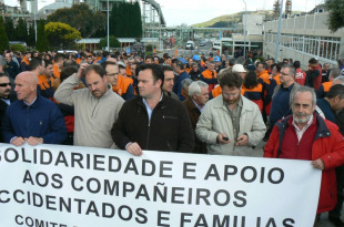 Os traballadores mantiveron unha concentración en solidariedade coas vítimas do sinistro