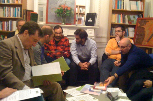 Un momento da xuntanza na Orfeu Livraria coa colectividade galega / Foto: contradiscurso.net