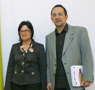 Anxo Lorenzo acompañado de Marisol López, a súa antecesora no cargo