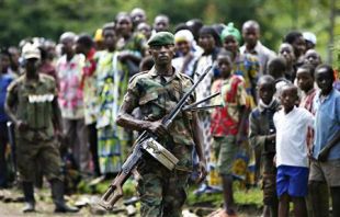 Un soldado rebelde agarda á chegada de Obasanjo
