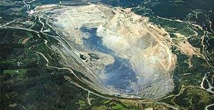 Vista aérea da mina de Meirama
