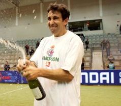 José Ramón erguendo a copa de campións de Liga cos veteranos do Dépor