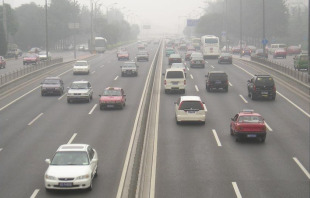 A principal vía de contaminación das cidades é a do tránsito de vehículos