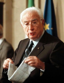 Francesco Cossiga presidiu a República de Italia, entre 1985 e 1992