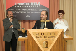 Agustín Fernández Paz recibe o seu premio en presenza de Cesáreo Sanchez