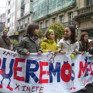 A manifestación do último 17 de maio discorreu baixo o lema: "Polo dereito a vivirmos en galego"