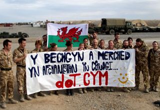 Soldados británicos en Afganistán apoiando o ".cym" para o galés