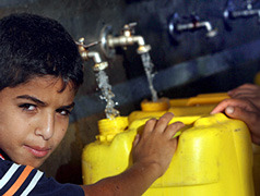 Os israelís reciben 300 litros de auga diarios, mentres que os palestinos non superan os 70 litros ao día