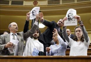Manifestantes no Congreso dos Deputados, en Madrid, con lemas a prol da Haidar e da independencia saharauí