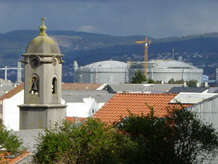 Mugardos, campanario de San Xulián e Reganosa ao fondo / Flickr: Cruzul