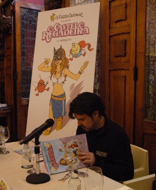 Norberto Fernández asinou exemplares durante a presentación do álbum
